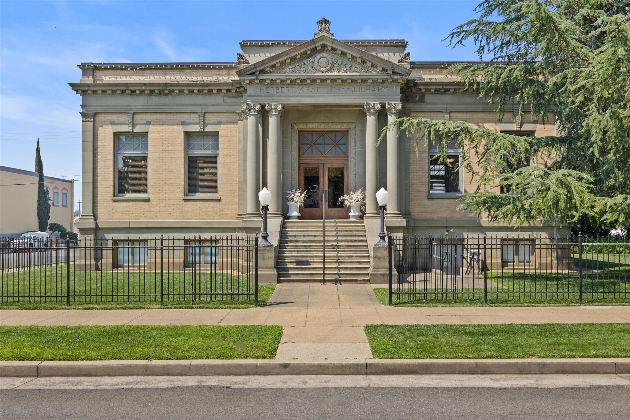 909 Jefferson St, Red Bluff, CA à vendre Photo du bâtiment- Image 1 de 58
