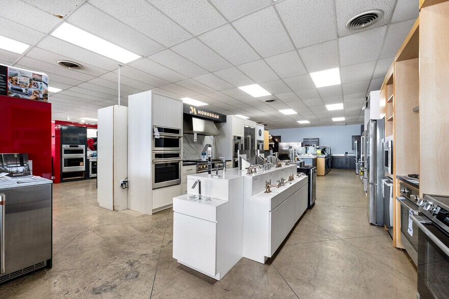 3101 N 10th St, McAllen, TX à louer - Photo du bâtiment - Image 3 de 43