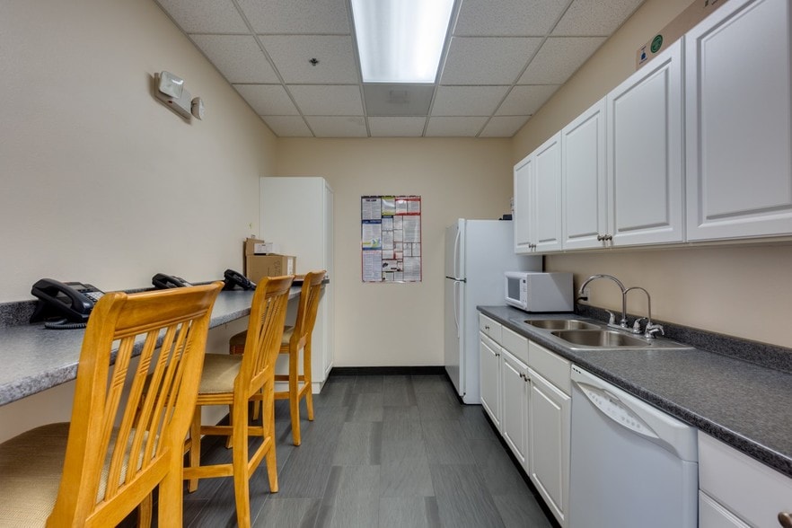 3223 E Warm Springs Rd, Las Vegas, NV for lease - Interior Photo - Image 2 of 29