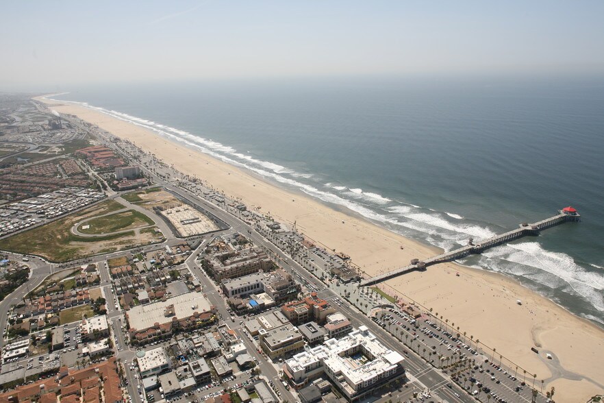 300 Pacific Coast Hwy, Huntington Beach, CA à louer - Aérien - Image 2 de 13