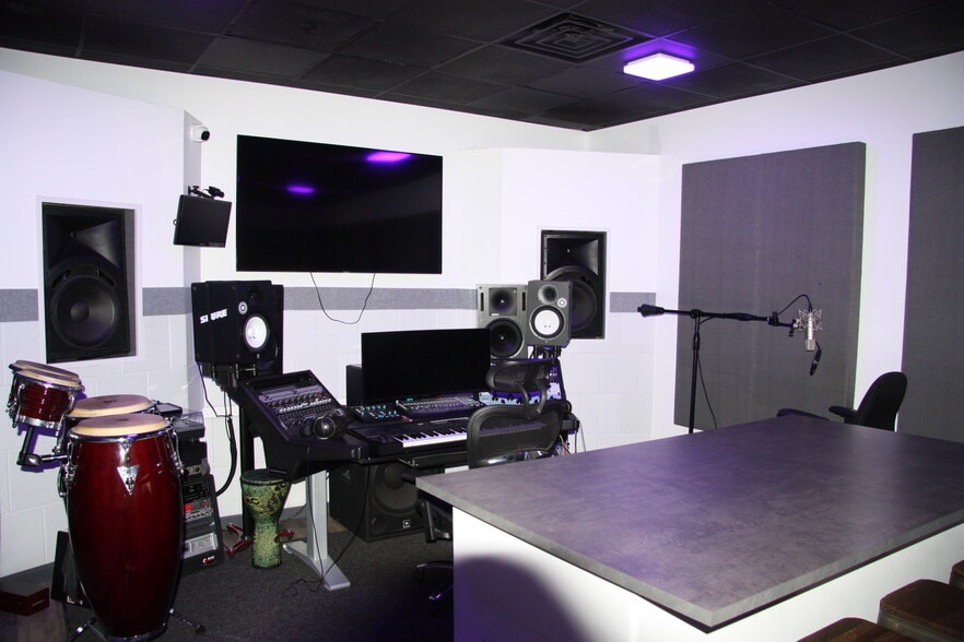 475 Babylon Tpke, Freeport, NY for lease - Building Photo - Image 2 of 8