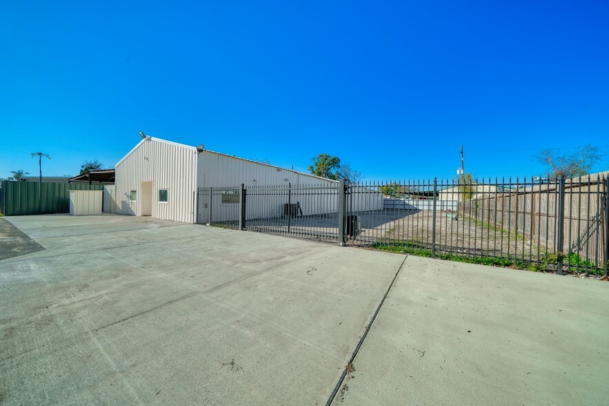 9206 Thomasville Dr, Houston, TX for sale - Building Photo - Image 3 of 24