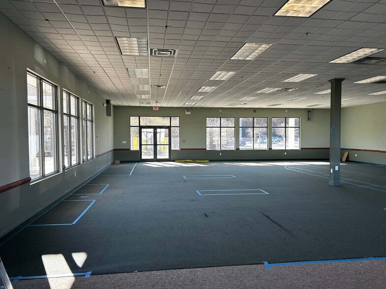727-737 Centre of New England Blvd, Coventry, RI for lease - Building Photo - Image 3 of 7