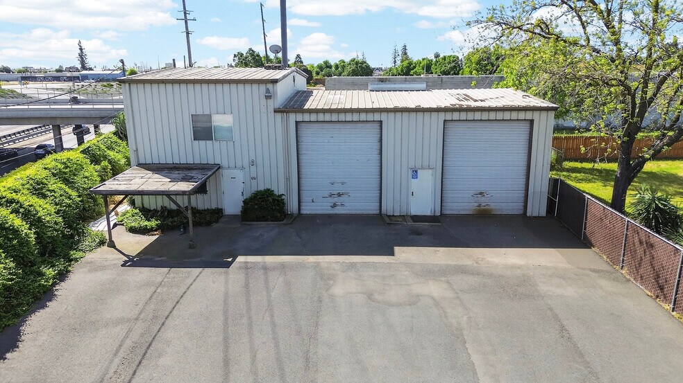 652 E Lockeford St, Lodi, CA à vendre - Photo du bâtiment - Image 2 de 36