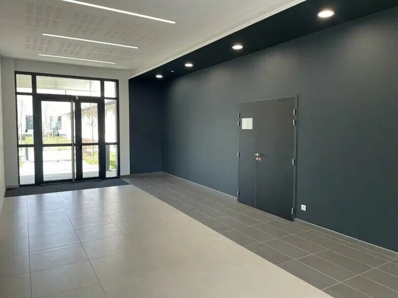 Office in Vénissieux for sale - Interior Photo - Image 2 of 12