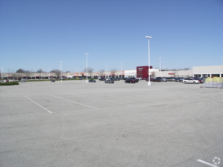 1500 E Empire St, Bloomington, IL à louer - Photo du bâtiment - Image 1 de 5