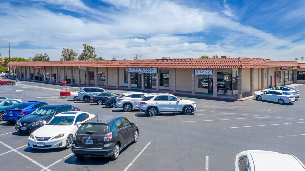 8617-8679 Baseline Rd, Rancho Cucamonga, CA à vendre - Photo principale - Image 1 de 23