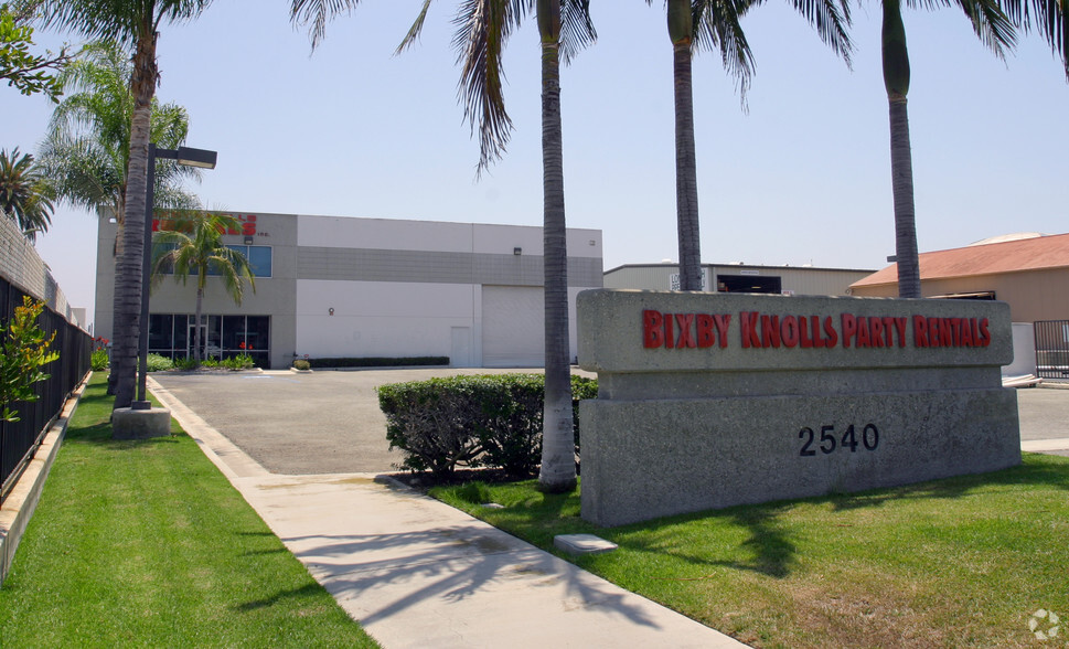 2540 N Palm Dr, Signal Hill, CA for lease - Primary Photo - Image 1 of 6