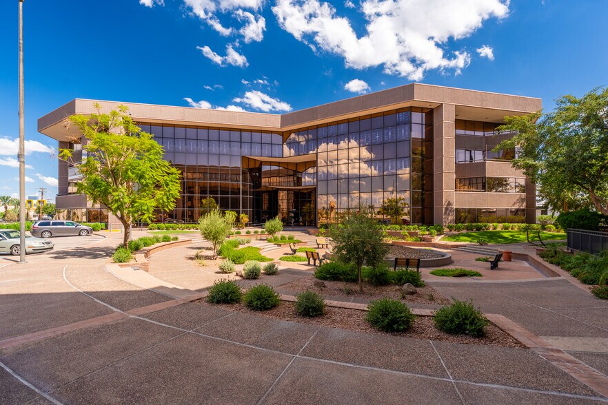 2001 W Camelback Rd, Phoenix, AZ à louer - Photo du bâtiment - Image 2 de 6