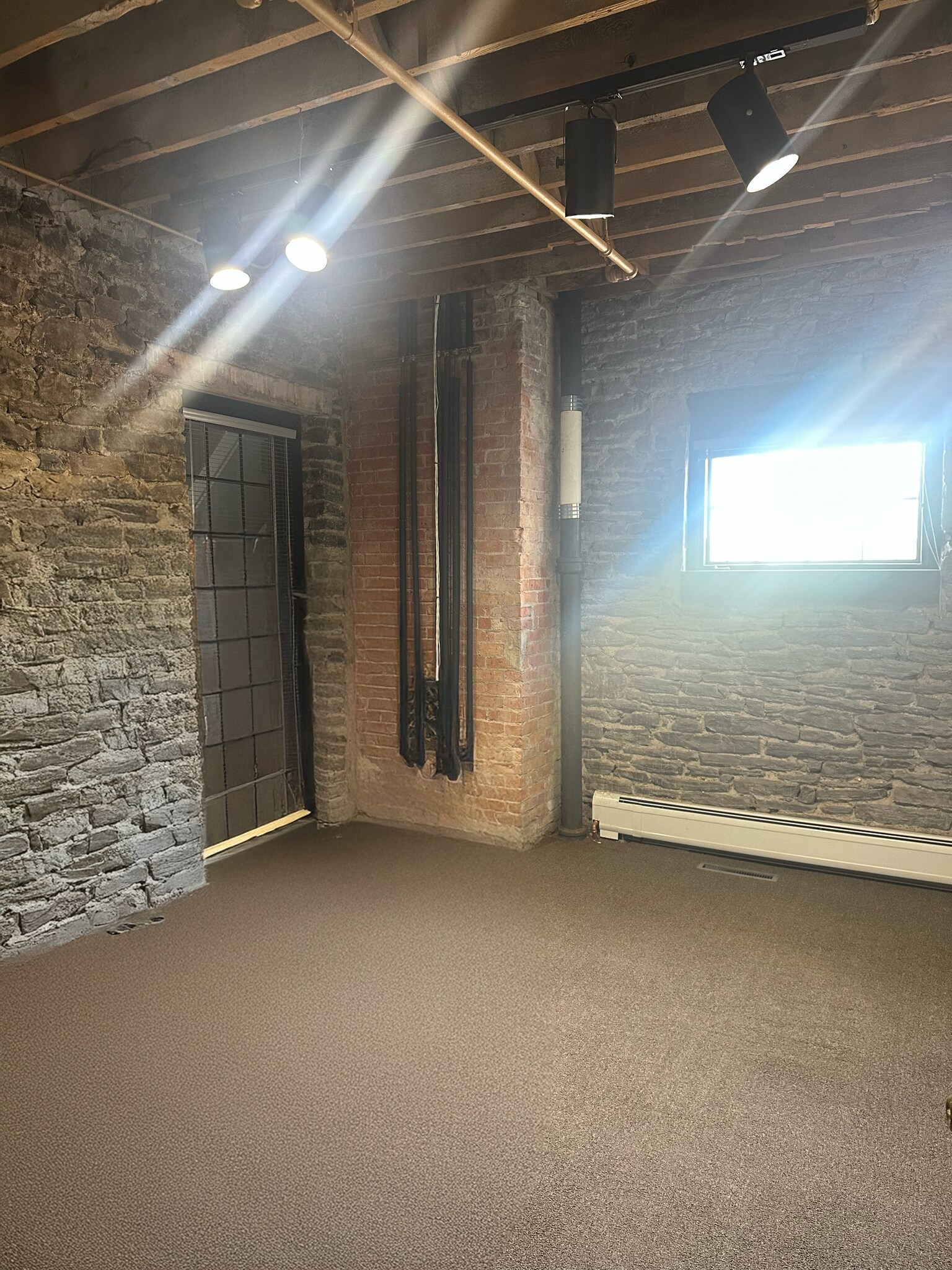 250 Mill St, Rochester, NY à louer Photo intérieure- Image 1 de 2