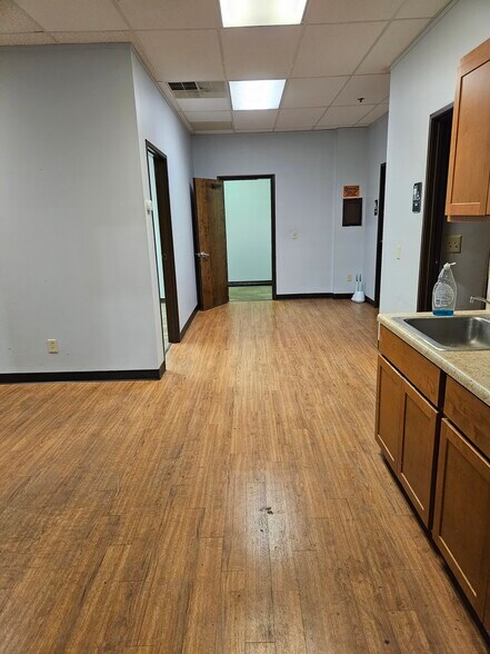 4116-4118 Will Rogers Pky, Oklahoma City, OK for lease - Interior Photo - Image 3 of 8