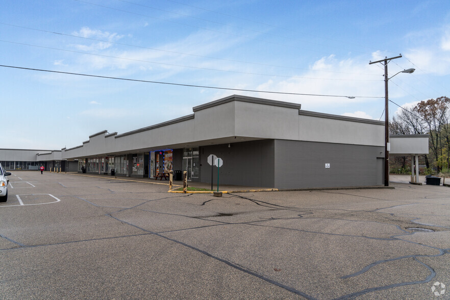 Value-Add Critical Shopping Center portfolio of 2 properties for sale on LoopNet.ca - Building Photo - Image 2 of 12