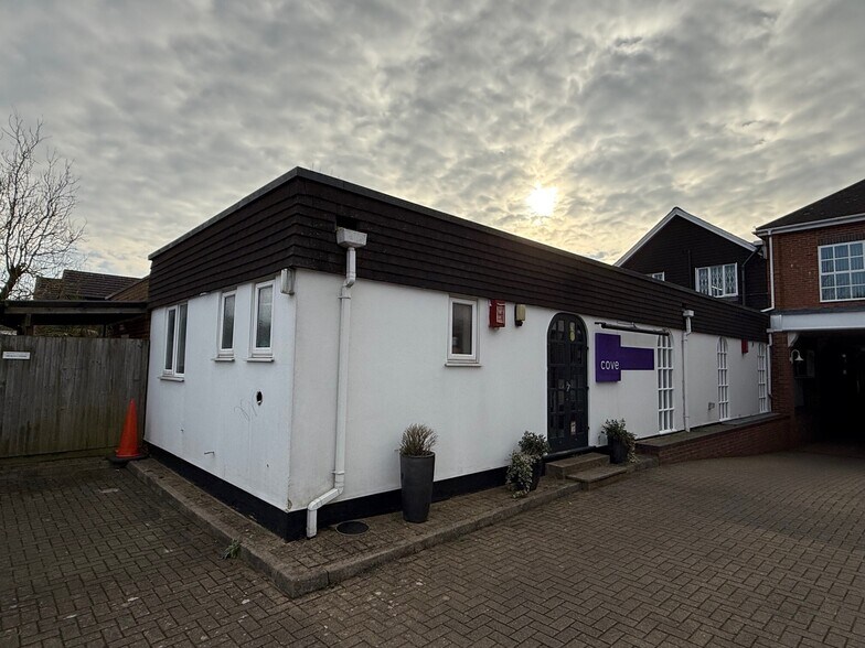 15 The Broadway, Beaconsfield à vendre - Photo du bâtiment - Image 3 de 6