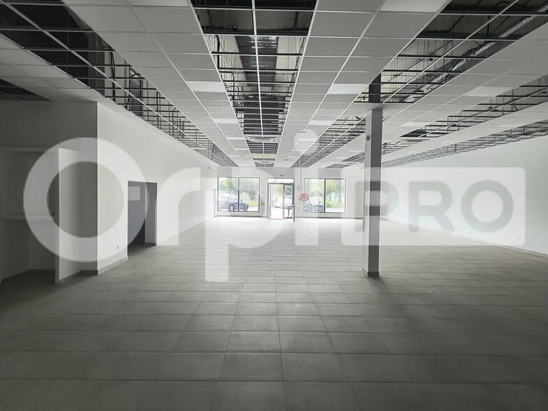 Retail in Reims for lease - Interior Photo - Image 2 of 6