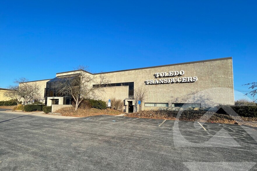 6834 Spring Valley Dr, Holland, OH à vendre - Photo du bâtiment - Image 1 de 8