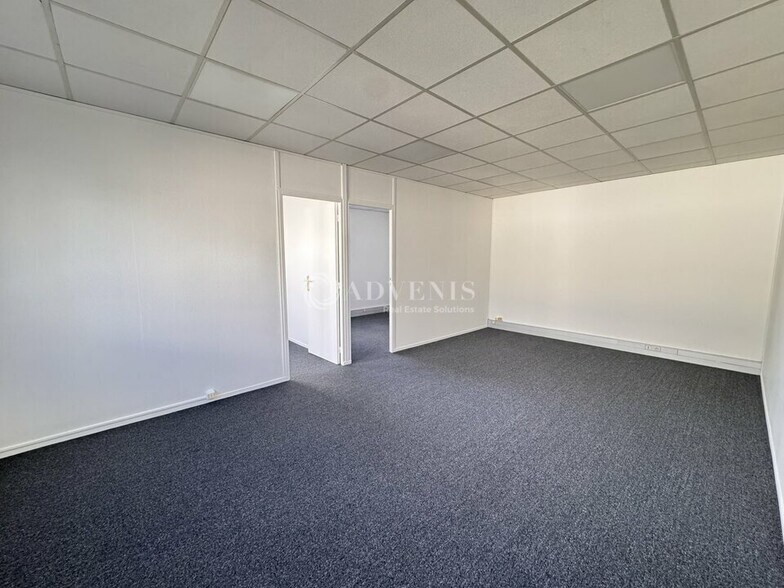Office in Lisses for lease - Interior Photo - Image 2 of 4