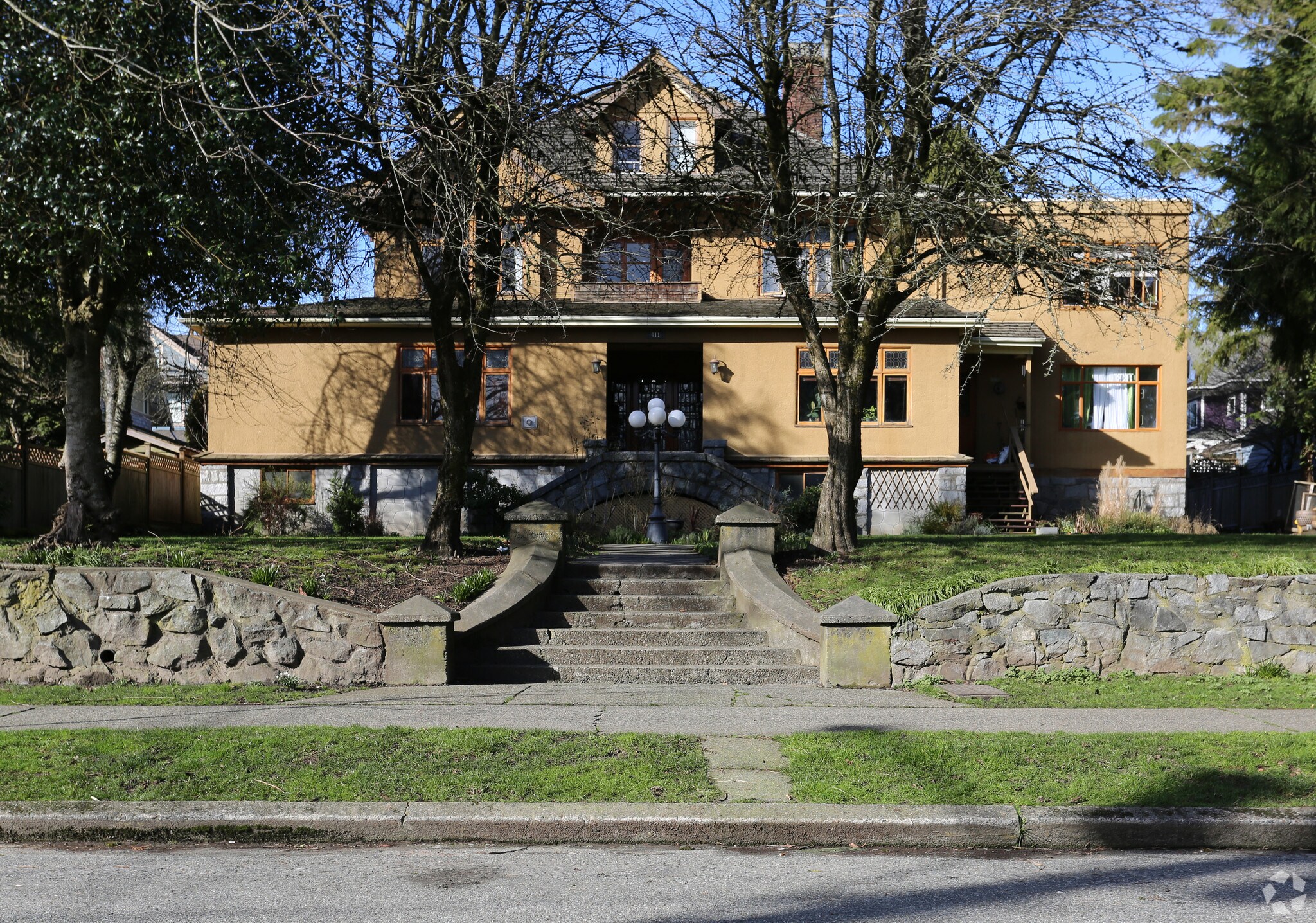 411 3rd Ave, New Westminster, BC for sale Primary Photo- Image 1 of 1