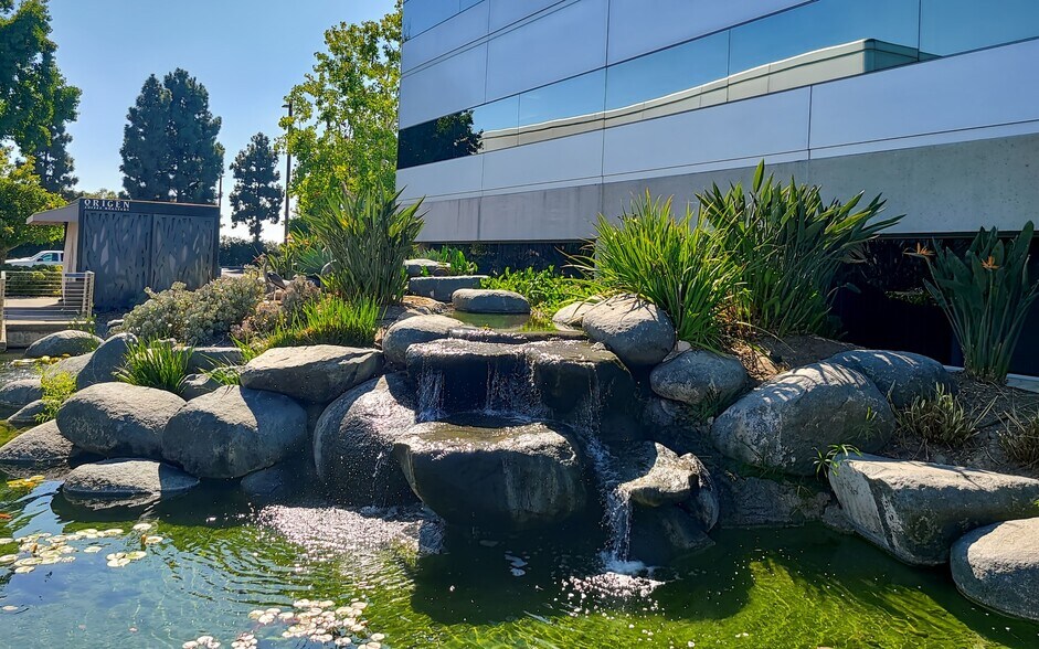 2131 Palomar Airport Rd, Carlsbad, CA à louer - Photo du bâtiment - Image 3 de 13