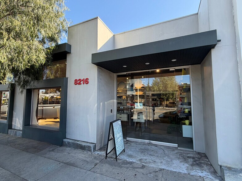 8216 W 3rd St, Los Angeles, CA à louer - Photo du bâtiment - Image 2 de 17