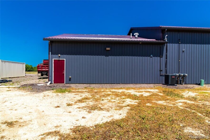 1697 N Saginaw St, Lapeer, MI à louer - Photo du bâtiment - Image 2 de 7