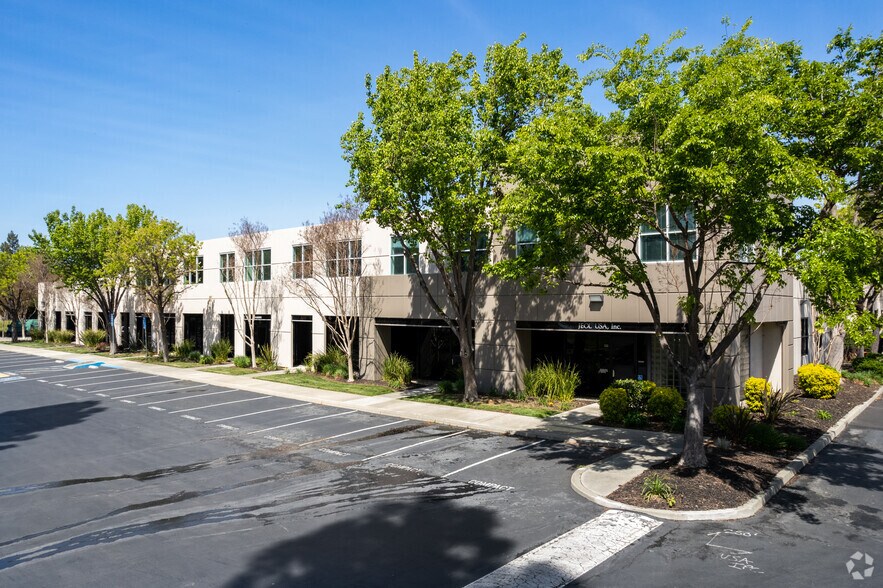 5673 W Las Positas Blvd, Pleasanton, CA à louer - Photo du bâtiment - Image 3 de 7