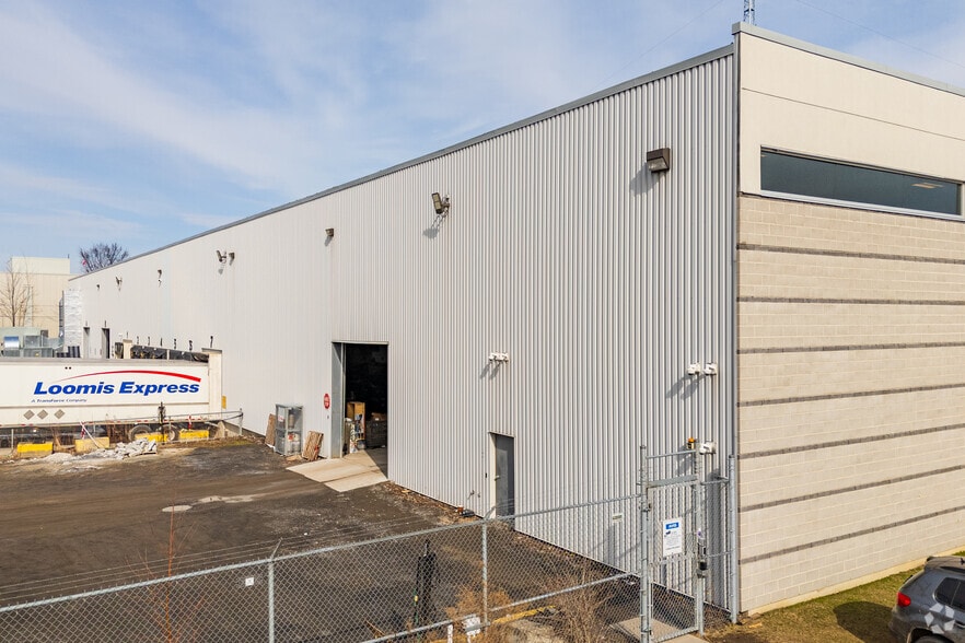4900 Rue Armand-Frappier, Longueuil, QC à louer - Photo du bâtiment - Image 3 de 4