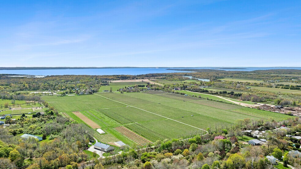 2585 Ackerly Pond Lane, Southold, NY à vendre - Photo du bâtiment - Image 3 de 24