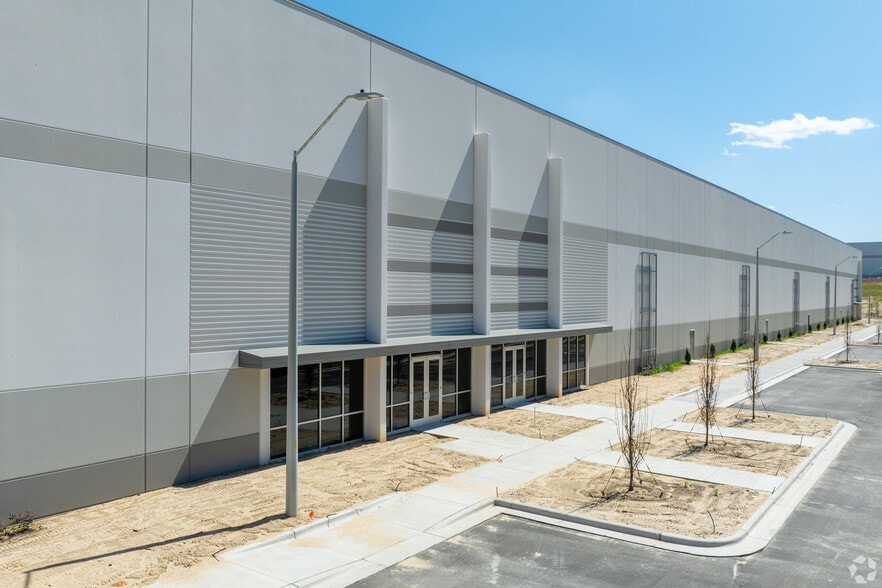 565 Hinton Oaks Blvd, Knightdale, NC for lease - Building Photo - Image 1 of 23