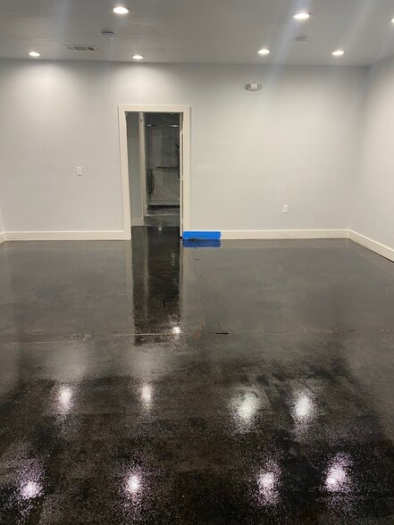 2105 Vilbig Rd, Dallas, TX à louer - Photo du bâtiment - Image 3 de 9