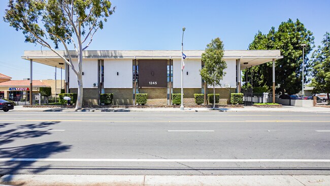 Plus de détails pour 1245 W 6th St, Corona, CA - Bureau à vendre