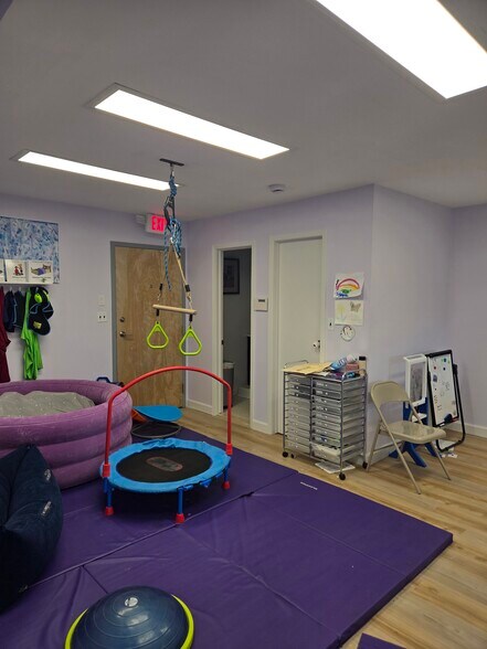145 Commack Rd, Commack, NY à louer - Photo intérieure - Image 3 de 8