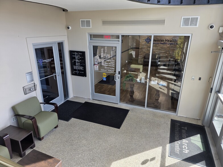 135 W Dorothy Ln, Kettering, OH à vendre - Hall d’entrée - Image 2 de 19