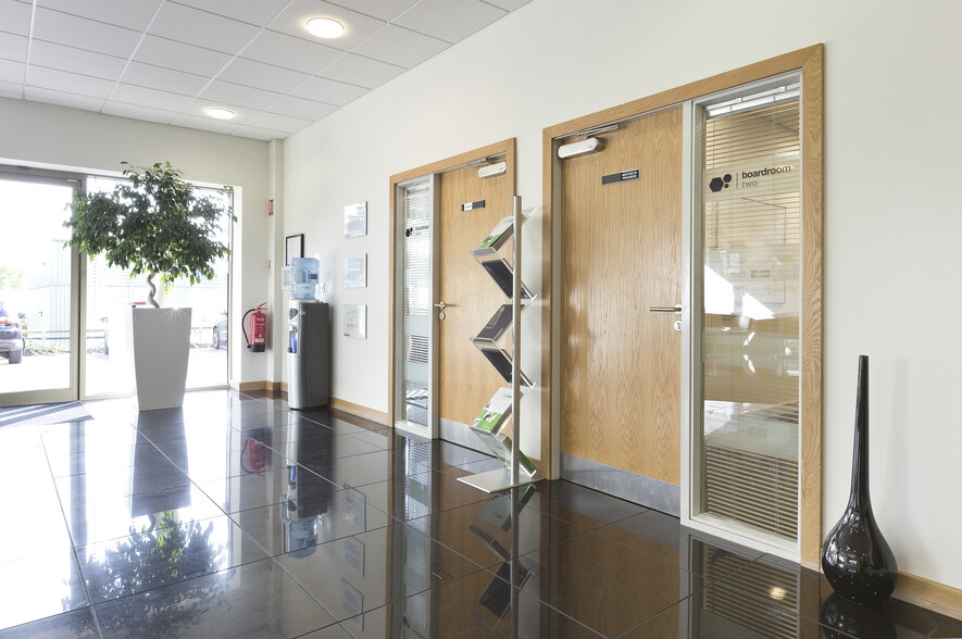 Davyfield Road Rd, Blackburn for lease - Lobby - Image 3 of 11