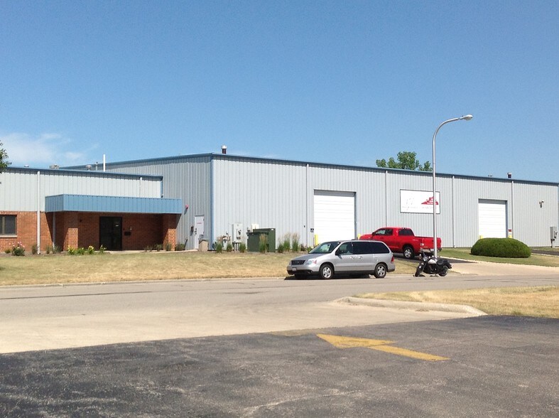 740 Schneider Dr, South Elgin, IL à vendre - Photo du bâtiment - Image 2 de 68