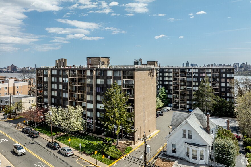 9060 Palisade Ave, North Bergen, NJ à louer - Photo principale - Image 1 de 18