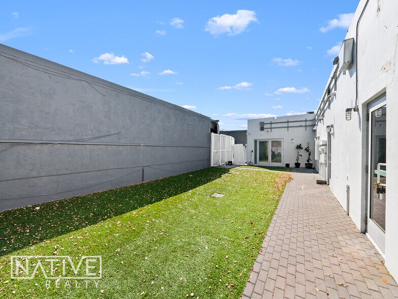 410-470 NE 1st Ave, Hallandale, FL à louer - Photo du bâtiment - Image 2 de 24