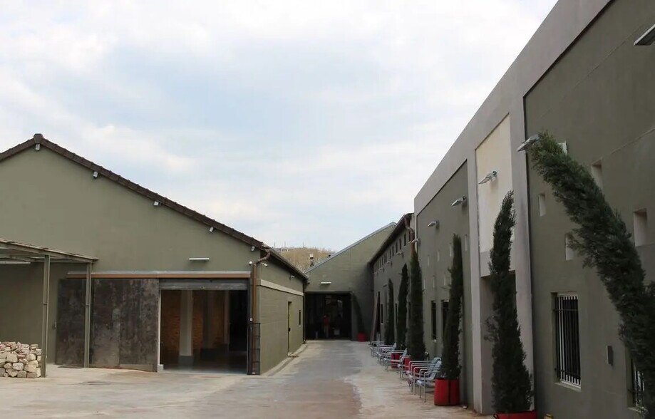 Office in Vitry-sur-Seine for lease - Building Photo - Image 2 of 16