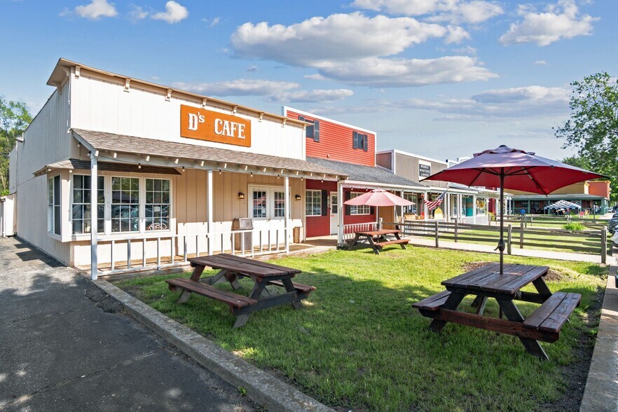 1415-1427 S Milford Rd, Highland, MI à louer - Photo du bâtiment - Image 2 de 8