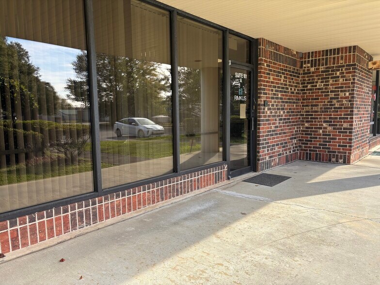 826 Creighton Rd, Pensacola, FL à louer - Photo du bâtiment - Image 3 de 10