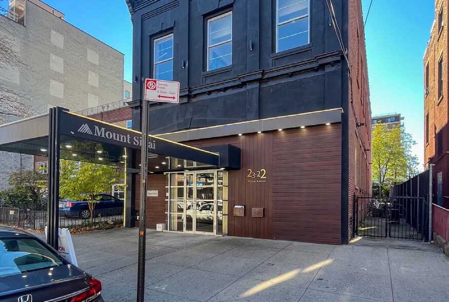 23-22 30th Ave, Astoria, NY à louer - Photo du bâtiment - Image 2 de 7