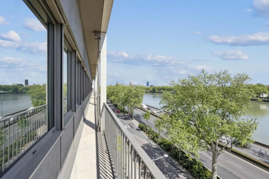 Bureau dans Lyon à vendre - Photo du bâtiment - Image 2 de 11