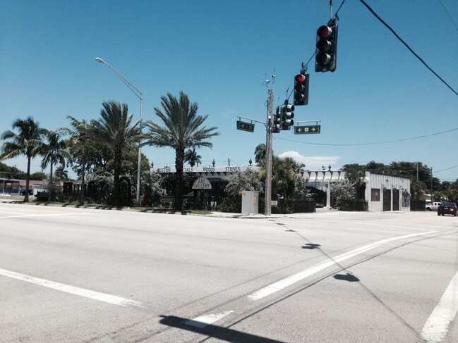 Plus de détails pour 102 N Federal Hwy, Dania, FL - Commerce de détail à louer