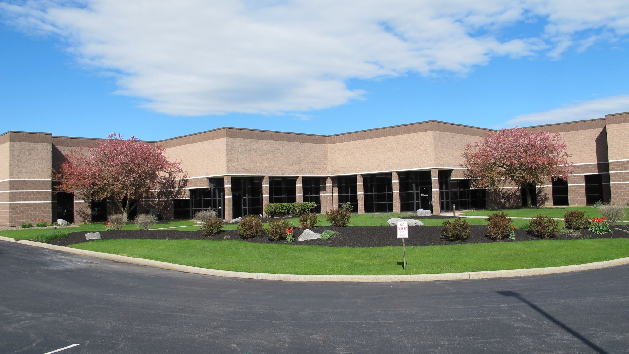 5040 Louise Dr, Mechanicsburg, PA à louer Photo du bâtiment- Image 1 de 5