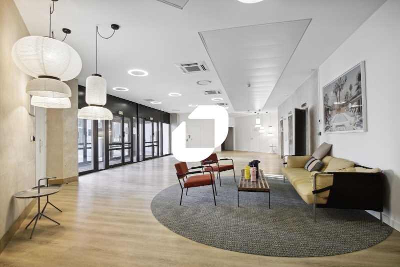 Office in Suresnes for lease - Lobby - Image 3 of 11