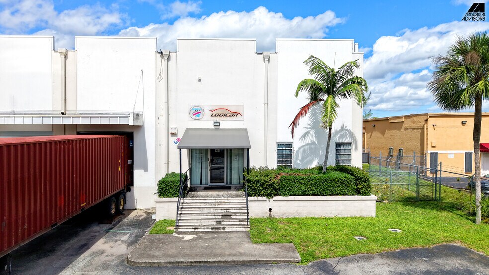1361-1363 NW 155th Dr, Miami, FL à louer - Photo du bâtiment - Image 2 de 69
