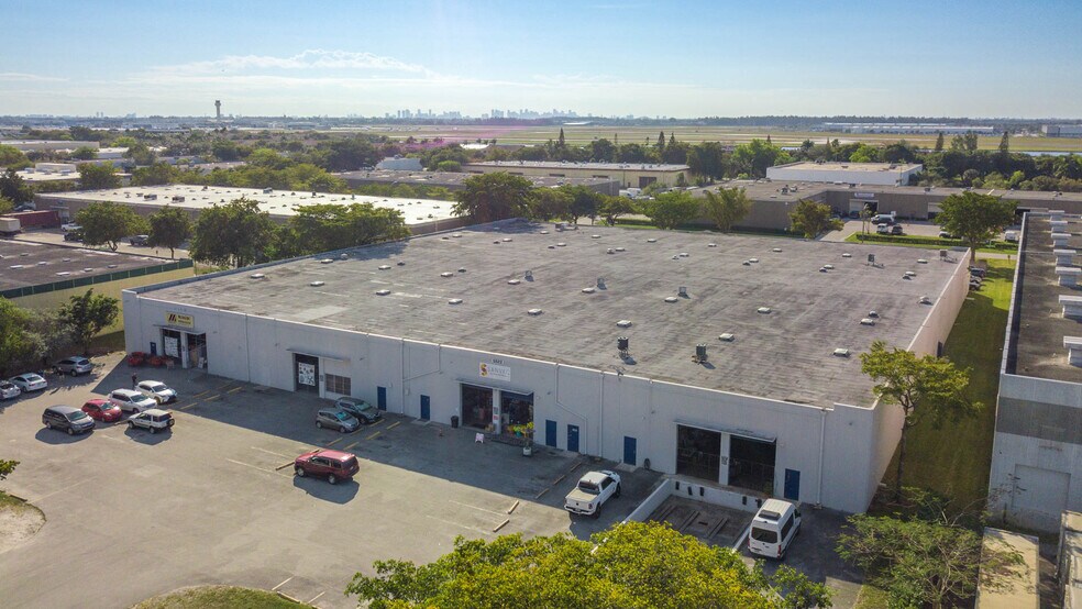 5510-5590 NW 163rd St & 5523-5535 NW 161st St, Miami Lakes, FL à louer - Photo du bâtiment - Image 2 de 7