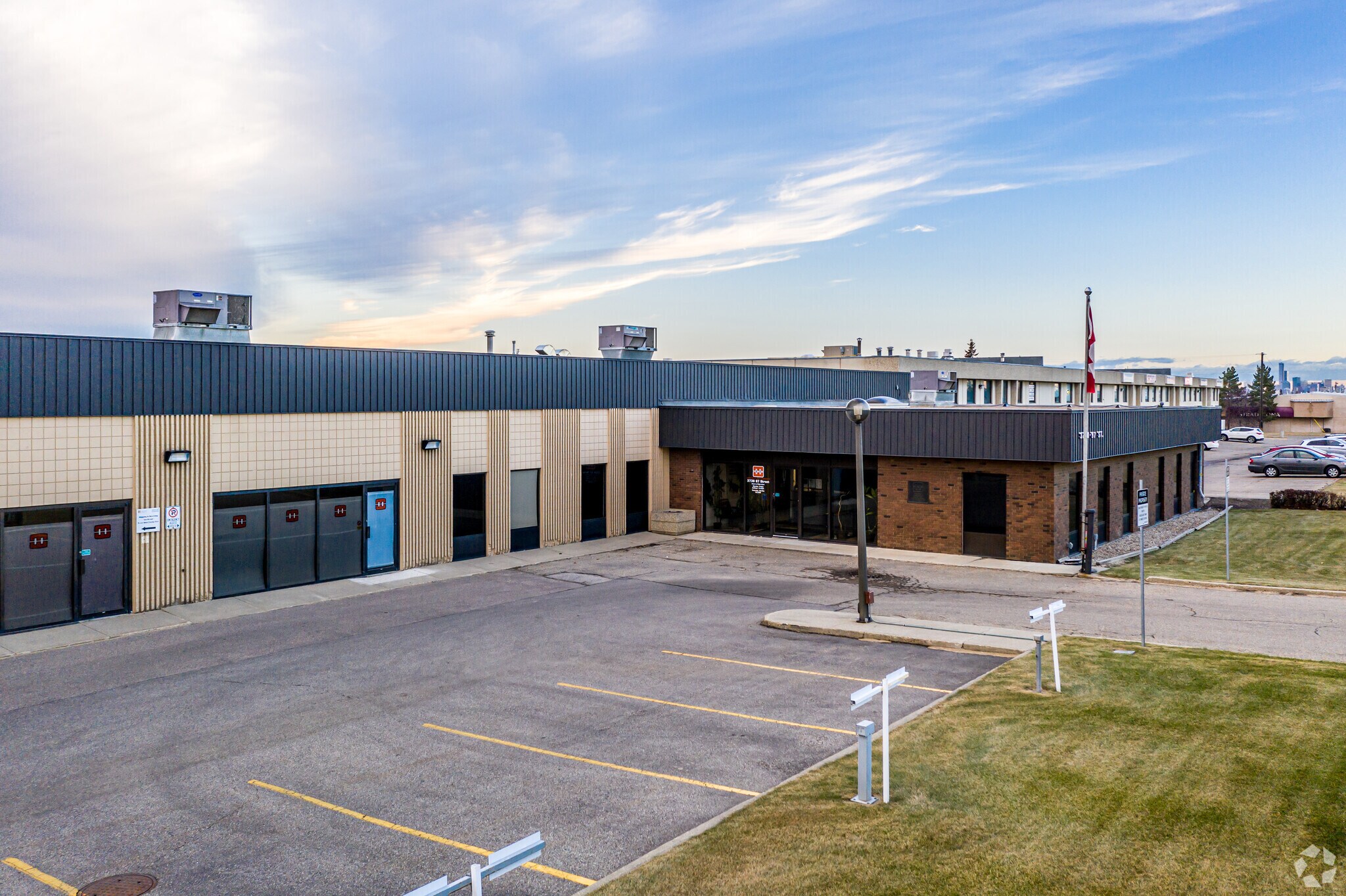 3738-3738 97 St NW, Edmonton, AB for sale Primary Photo- Image 1 of 1
