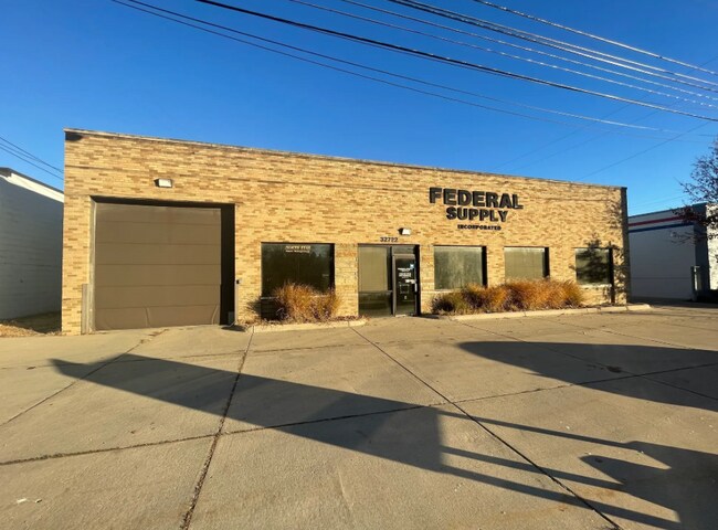 Plus de détails pour 32722 W 8 Mile Rd, Farmington Hills, MI - Industriel à louer