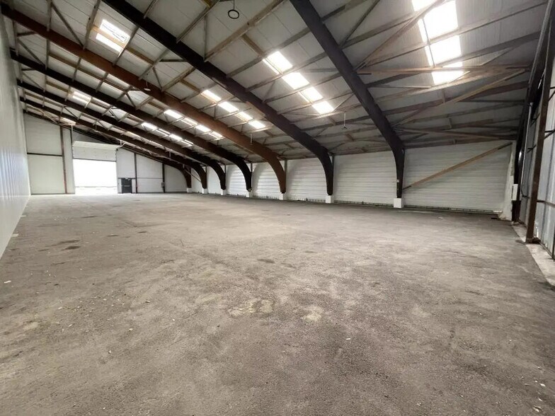 Flex in Bassens for lease - Interior Photo - Image 2 of 7