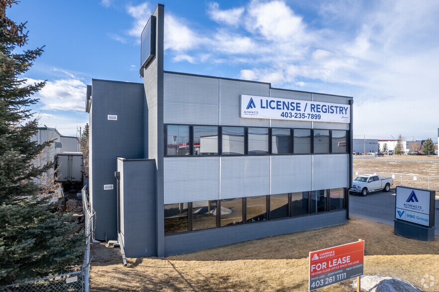 2417 51st Ave SE, Calgary, AB à louer - Photo principale - Image 1 de 5